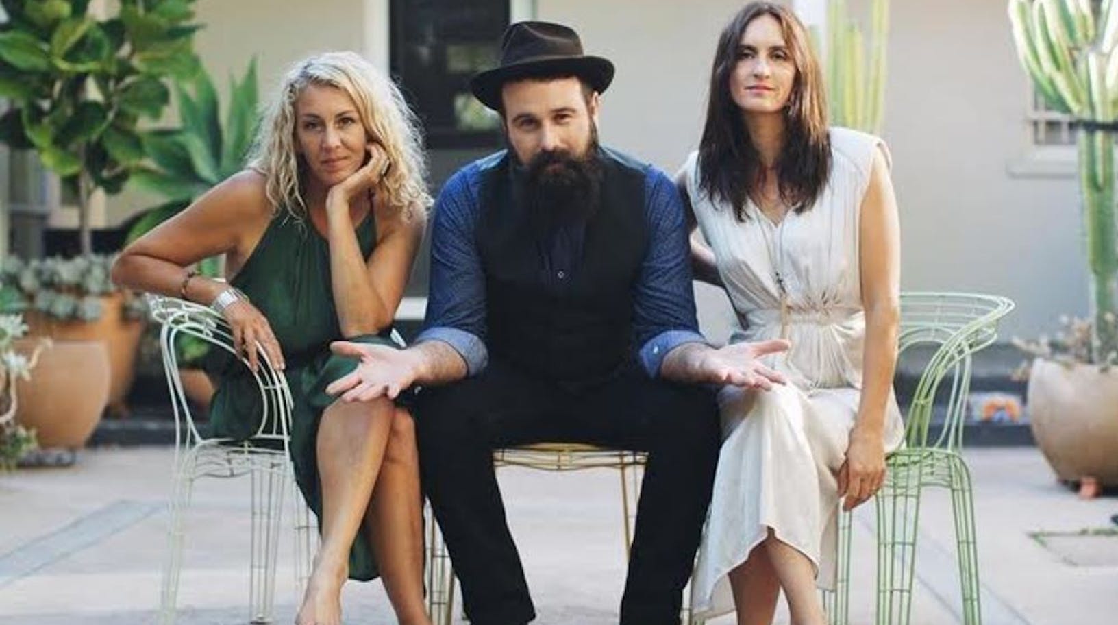 The Waifs score #1 debut